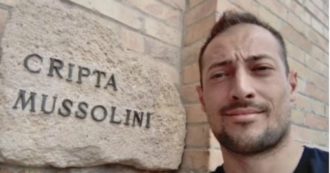 Copertina di Selfie davanti alla cripta di Mussolini, Lega sospende consigliere comunale di Scandicci (Firenze). Lui: “Solo una visita turistica”