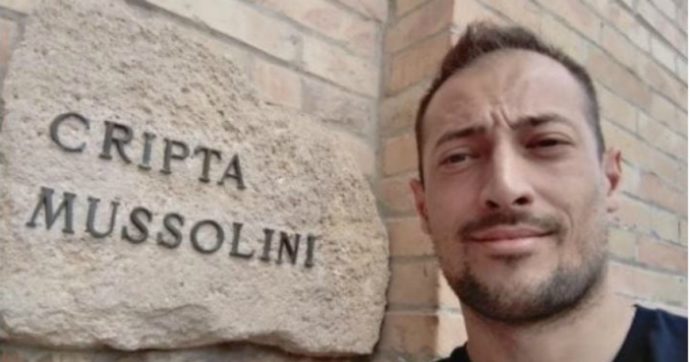 Selfie davanti alla cripta di Mussolini, Lega sospende consigliere comunale di Scandicci (Firenze). Lui: “Solo una visita turistica”