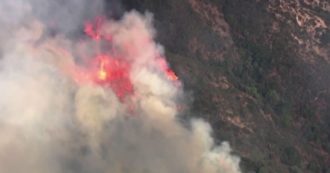 Copertina di La California brucia: fiamme e fumo minacciano anche San Francisco. Migliaia di evacuati: i video degli incendi