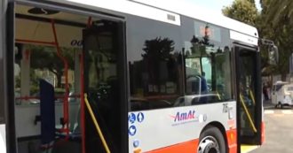 Copertina di Ragazza disabile abusata per 2 anni sui bus di linea: indagati 8 autisti di Taranto. Mezzi fermi in luoghi isolati e porte bloccate: come agivano
