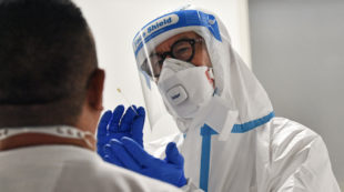 Copertina di Coronavirus, focolaio nello stabilimento Aia di Vazzola nel Trevigiano: 182 positivi su 560 test