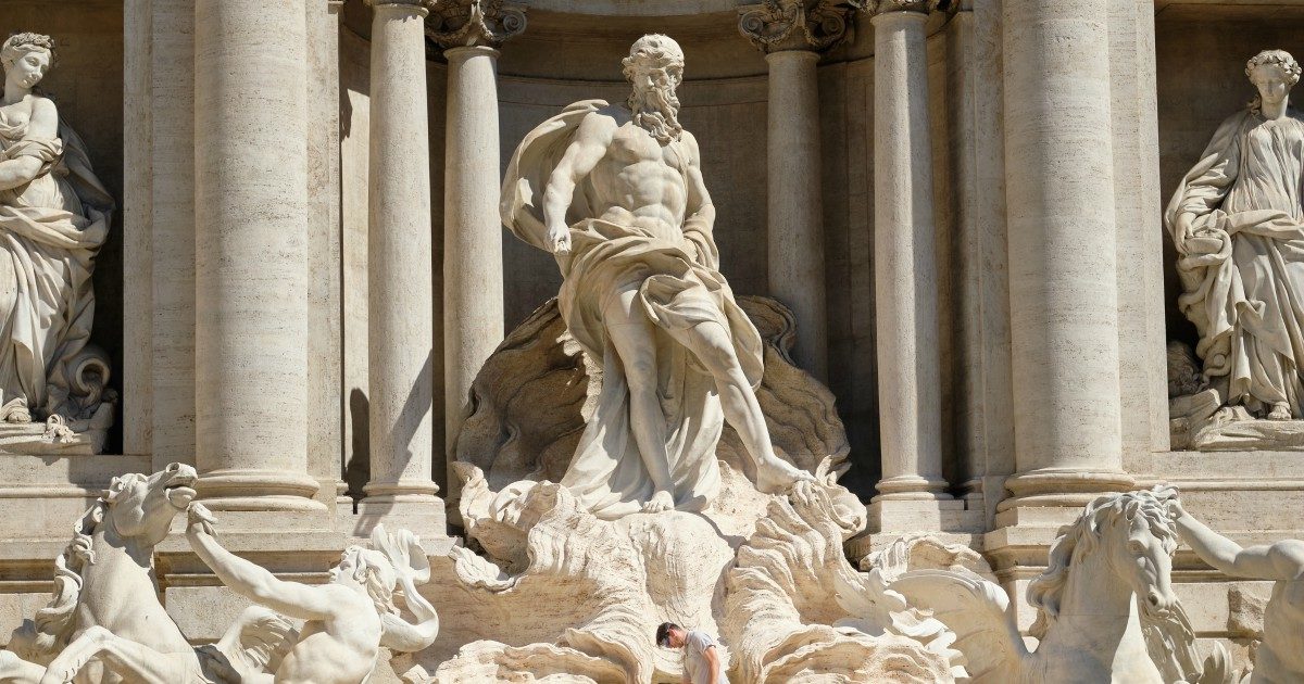 Provano a incidere i loro nomi su uno scalino della Fontana di Trevi: denunciati due turisti