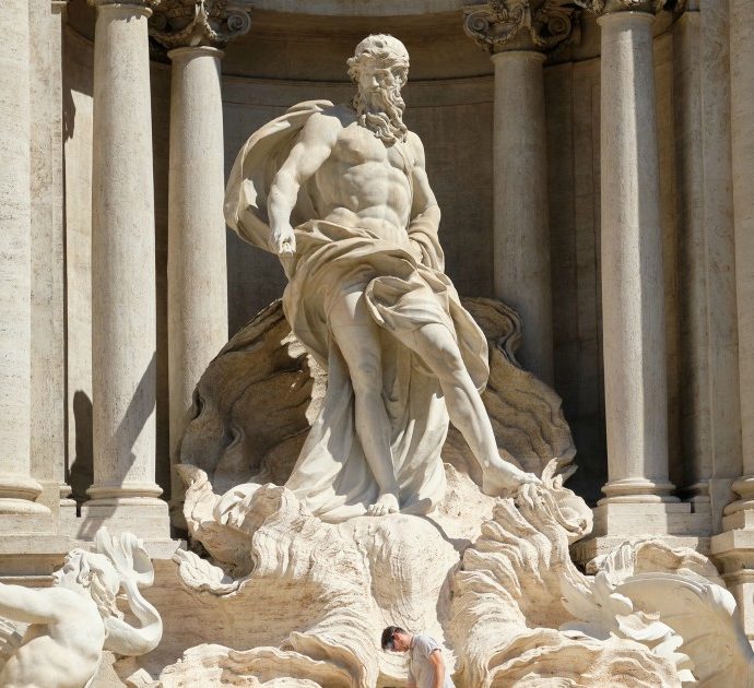 Provano a incidere i loro nomi su uno scalino della Fontana di Trevi: denunciati due turisti