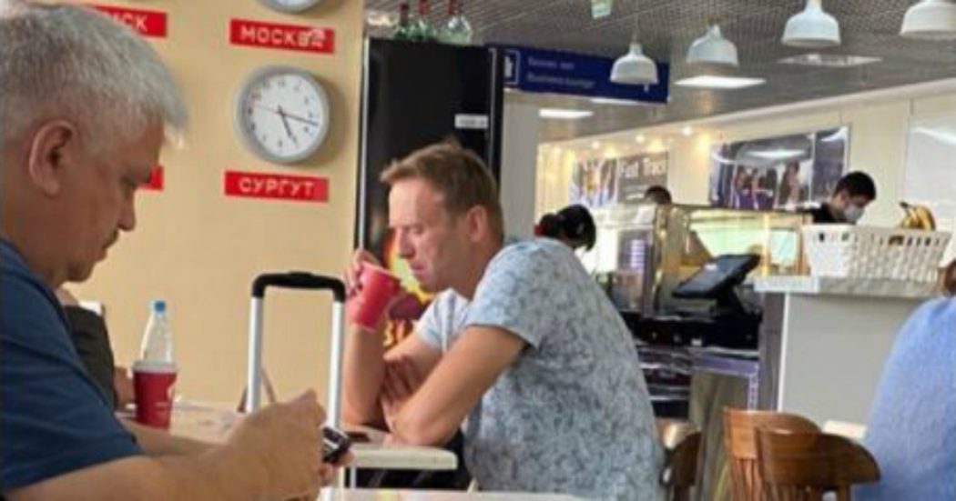 Alexei Navalny, l’oppositore di Putin è tra la vita e la morte: ipotesi avvelenamento prima di un volo. Compagnia: “Non ha bevuto in aereo”. In una foto la colazione al bar dell’aeroporto