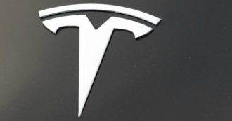 Copertina di Tesla corre oltre i 2.000 (dollari). Valore delle azioni quasi quintuplicato da inizio anno