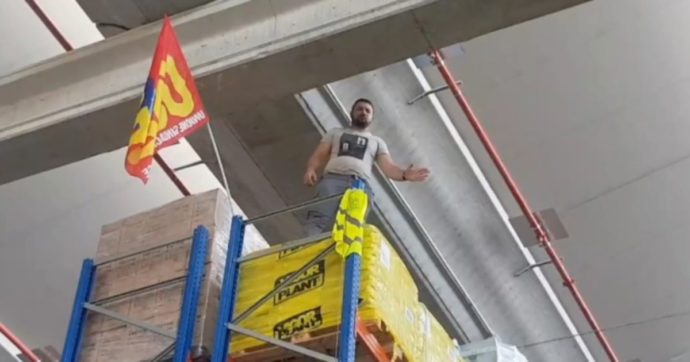 I facchini licenziati vivono da 11 giorni sopra uno scaffale