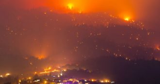Copertina di Incendi in California: 4 morti e 33 feriti. Squadre di soccorso allo stremo. Governatore: “Negate cambiamenti climatici? Venite qui”