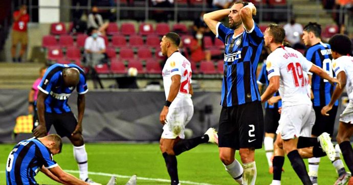 L’Inter regala la coppa al Siviglia e non salva il calcio italiano in Europa. Barella e Lukaku, il nervosismo di Conte: cosa si salva e cosa no