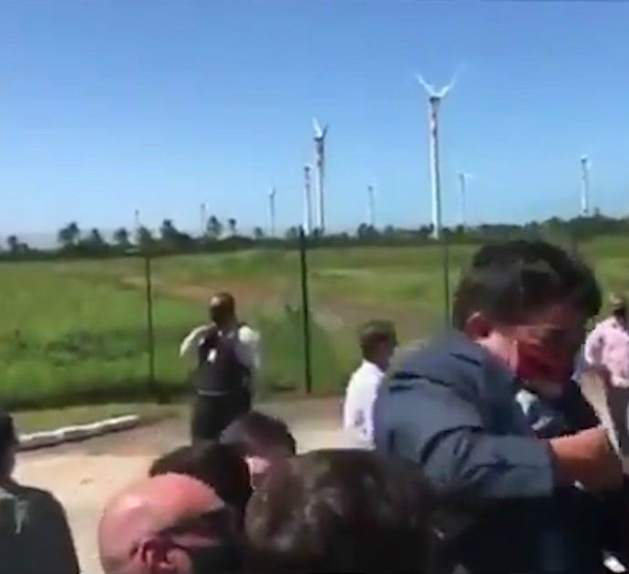 La gaffe di Bolsonaro: il presidente scambia un uomo affetto da nanismo per un bambino e lo prende in braccio – Video