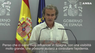 Copertina di La Spagna preoccupata per i contagi chiede aiuto agli influencer: “Fate vedere a chi vi segue i giusti comportamenti anti-Covid”