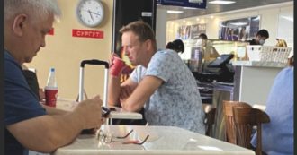 Copertina di “Navalny avvelenato con l’acqua dell’hotel”: l’accusa dei sostenitori. Parlamento Ue: “Ora indagine internazionale e sanzioni”