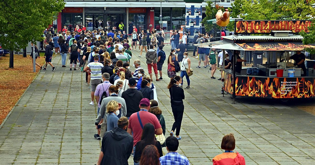 Coronavirus, come organizzare i concerti pop nonostante il Covid 19. Ecco l’esperimento in Germania: c’era anche il gel fluorescente