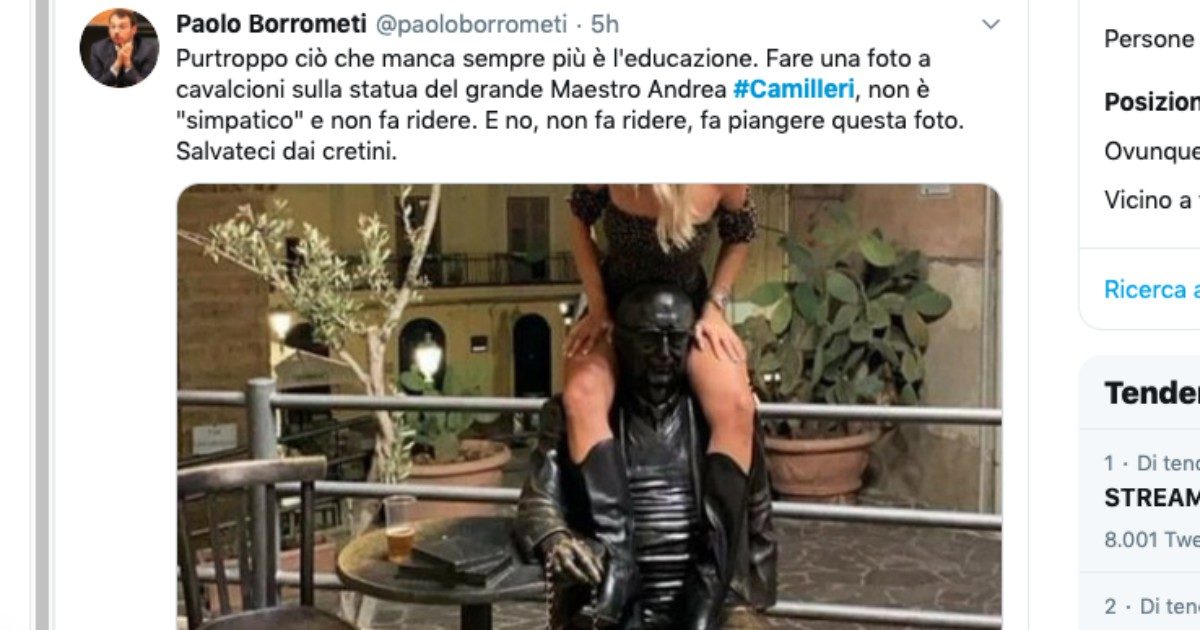 Agrigento, a cavalcioni della statua di Camilleri: proteste sui social. Il sindaco: “Chieda scusa”