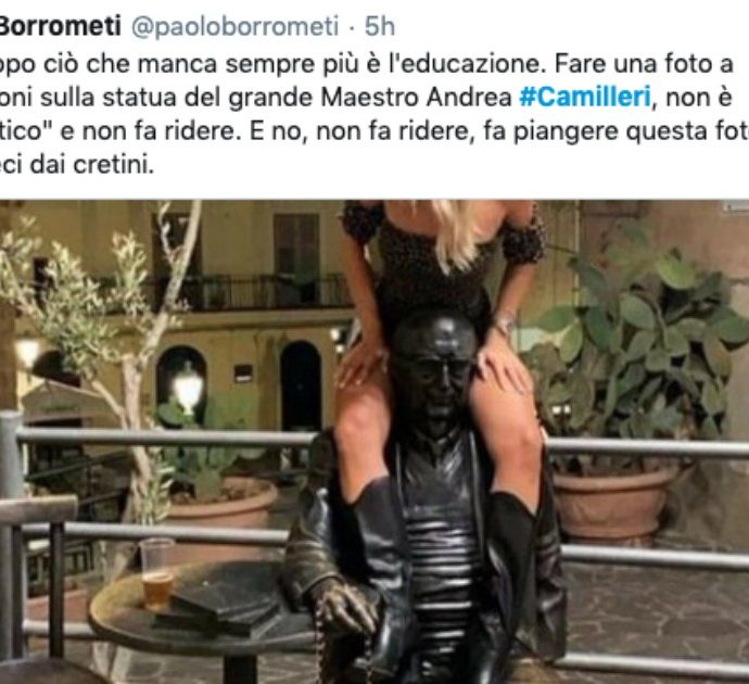 Agrigento, a cavalcioni della statua di Camilleri: proteste sui social. Il sindaco: “Chieda scusa”