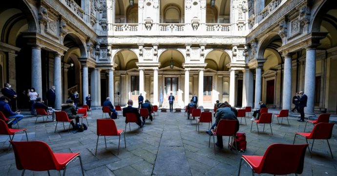Smartworking “a rotazione” e orari flessibili: il piano del Comune di Milano per far rientrare (almeno) la metà dei suoi dipendenti a casa