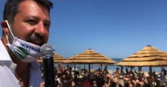 Copertina di Al comizio di Salvini arrivano gli agenti e lui si infuria: “Non voglio vedere un poliziotto”. Poi gli attacchi ai migranti: “Sfigati e spacciatori”