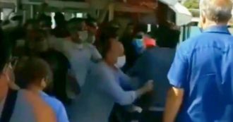 Venezia, pugni e spintoni alla fermata del vaporetto: la rivolta dei passeggeri contro il turista tedesco senza mascherina