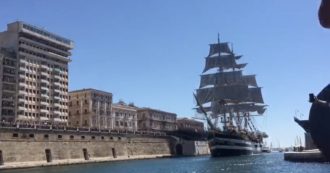 Copertina di A vele spiegate attraverso il canale navigabile di Taranto: la spettacolare manovra dell’Amerigo Vespucci (VIDEO)