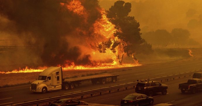 Incendi in California, bruciati oltre 400mila ettari. Trump proclama il disastro naturale. Atteso nuovo peggioramento del meteo