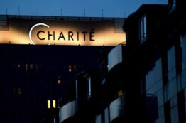 Copertina di Alexey Navalny è in coma ma le “condizioni sono stabili”. Arrivato a Berlino per check-up completo alla ricerca di una diagnosi