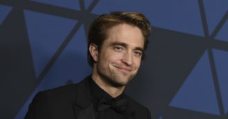 Copertina di The Batman, Robert Pattinson sarà il nuovo Cavaliere Oscuro. Nel cast anche Zoe Kravitz, Colin Farrell e John Turturro