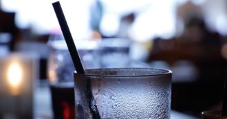 Copertina di “Club Soda” è il primo bar di Londra dedicato agli astemi: “Qui anche bevande modificatrici dell’umore”