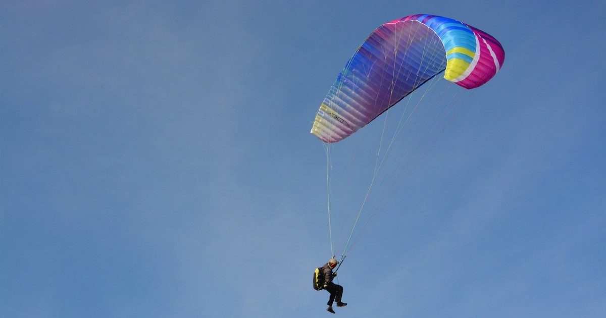 Sbaglia l’atterraggio con il parapendio e sfonda una macchina parcheggiata: pilota finisce in ospedale in gravi condizioni