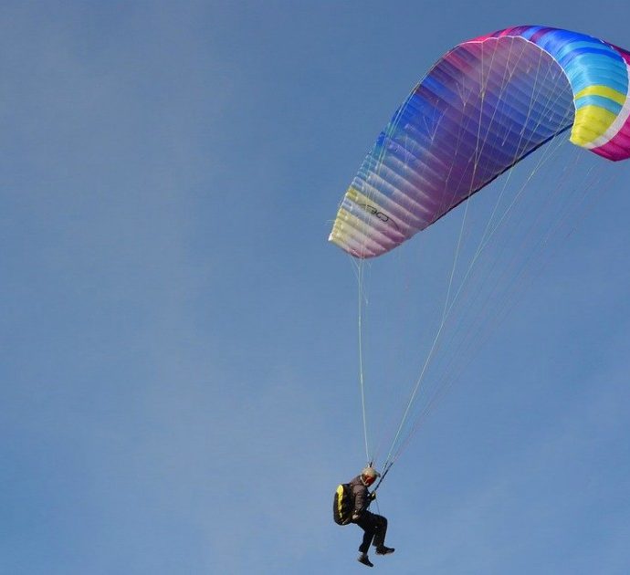 Sbaglia l’atterraggio con il parapendio e sfonda una macchina parcheggiata: pilota finisce in ospedale in gravi condizioni