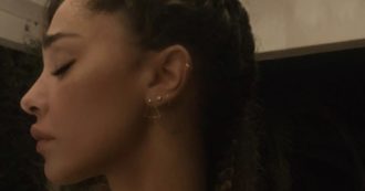 Copertina di Belen Rodriguez furiosa. Un utente la attacca per una foto in slip, lei risponde