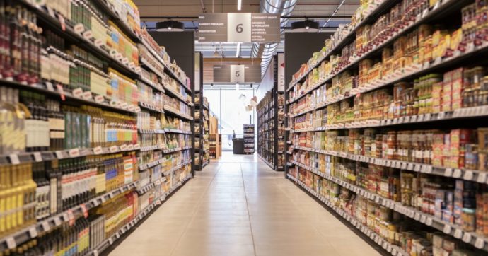 “Un cliente del supermercato ha rifiutato di essere servito dall’addetta di colore”: la Cgil denuncia episodio di razzismo a Pistoia
