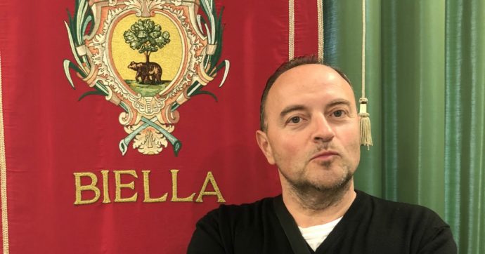 Biella, consigliere comunale alle colleghe del Pd: “Auguro orgasmi veri”. Il post su Facebook: “Il sindaco ci ha chiamato ragazze arrabbiate”