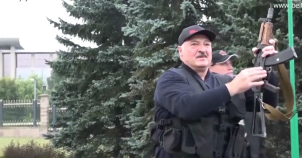 Bielorussia, l’arrivo a Minsk di Lukashenko: imbraccia un kalashnikov e indossa un giubbotto antiproiettile – Video