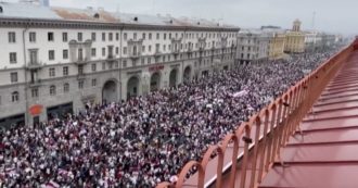 Copertina di Bielorussia, oltre 100mila persone sfidano il divieto e scendono in piazza per protestare a Minsk