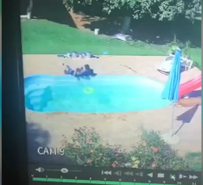 Il bimbo sta annegando in piscina, l’amichetto di tre anni lo salva: il video fa il giro del mondo