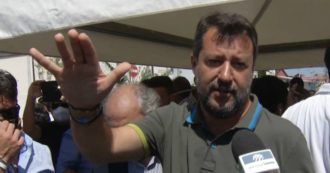 Copertina di Salvini riprende i giornalisti: “O fate passo indietro o me ne vado, poi rompono a me…”. Ma fino a ieri le distanze non erano un problema