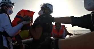 Copertina di Migranti, 200 persone salvate in mare dalla nave Sea Watch: le immagini dei soccorsi