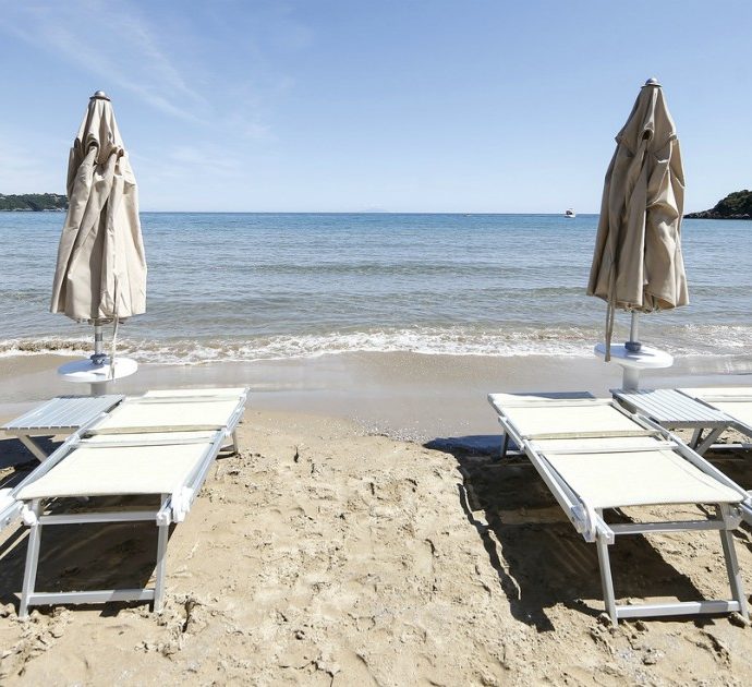 “Donne nude sulla spiaggia di Borraco. Inaccettabile avvenga davanti ai bambini”: scatta la protesta