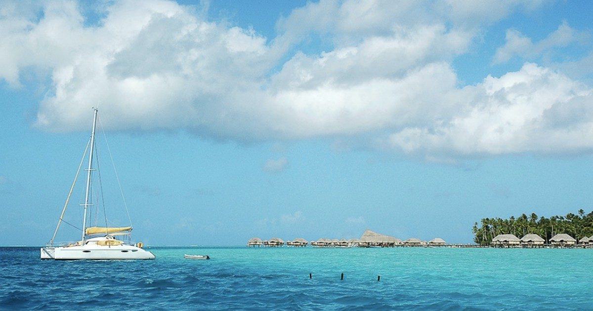 Ragazzino di 14 anni muore facendo snorkelling colpito da un motoscafo: girava il mondo in barca con la famiglia