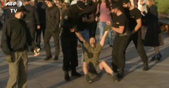 Copertina di Bielorussia, manifestante portato via con la forza dalla polizia. Continuano le proteste contro Lukashenko a Minsk