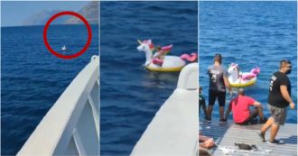 Copertina di Alla deriva sull’unicorno gonfiabile, bimba salvata da un traghetto al largo delle coste greche: il video
