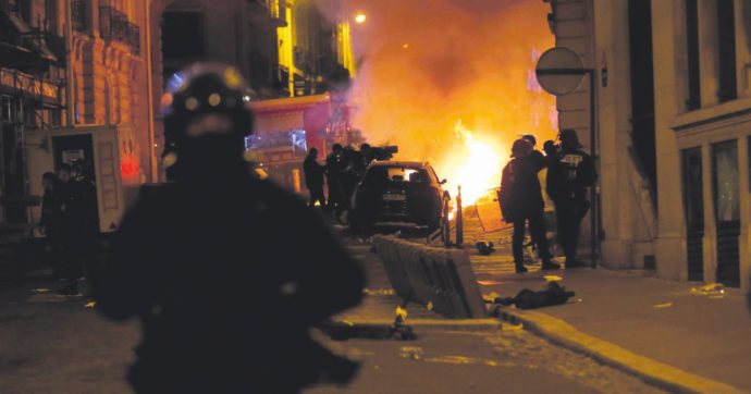 Ultrà del PSG e casseurs mettono a fuoco Parigi