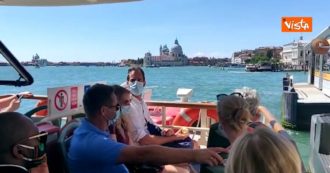 Venezia, controlli sul vaporetto: marinai riprendono i turisti che non indossano la mascherina