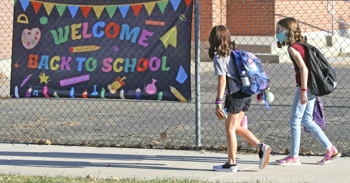 L’Europa torna a scuola: in Francia solo gli adulti in mascherina anche a lezione, in Uk decidono i presidi. In Spagna ingressi scaglionati