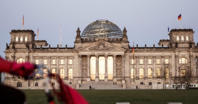 Ripresa economica incerta, la Germania stanzia altri 10 miliardi per i lavoratori e proroga il “divieto di fallire”