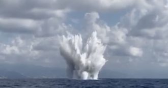 Copertina di Una bomba da 600 libbre a 4 metri di profondità davanti alla costa di Savona, i palombari della Marina la fanno esplodere