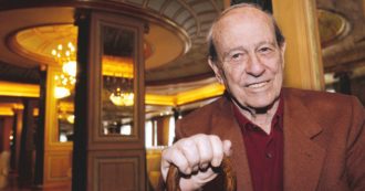 Copertina di La penna-baionetta di Bocca e i taccuini tenuti vicino al piatto