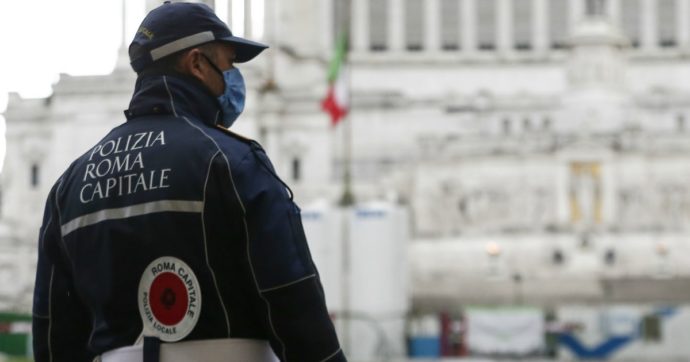 Roma, rifiuta di mettere la mascherina e reagisce con violenza agli agenti: arrestato