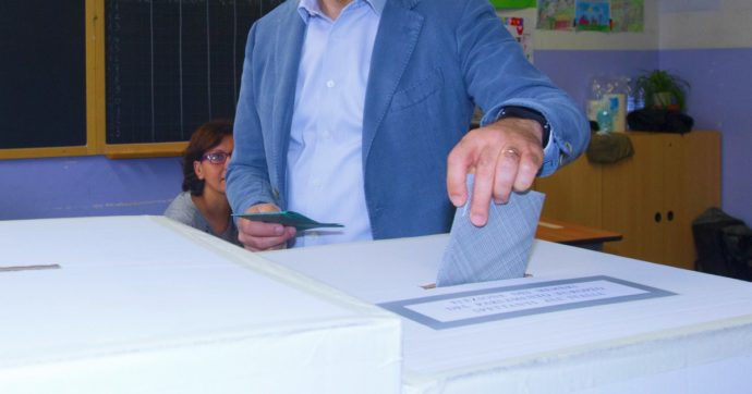 I sindaci della Campania chiedono a De Luca di rinviare l’inizio della scuola a dopo le elezioni: “Raddoppiano spese di sanificazione”