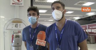 Copertina di Covid, la testimonianza di due medici volontari a Fiumicino: “Quando giovani scoprono di avere virus cambiano sguardo”