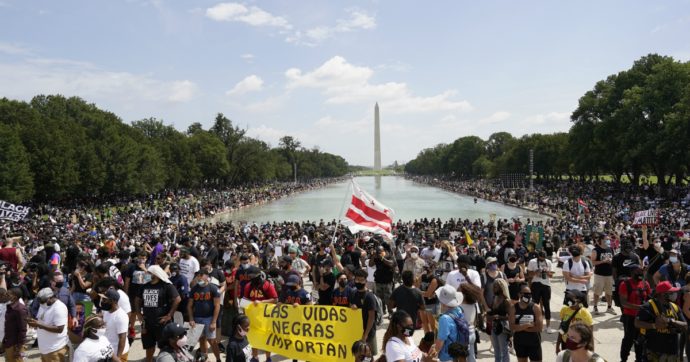 Washington in marcia contro il razzismo: oltre 50mila persone presenti. Il padre di Blake in testa al corteo